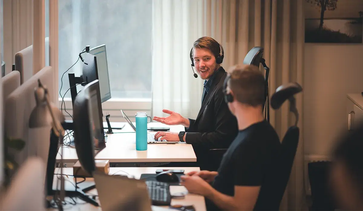 menn i dress på kontoret